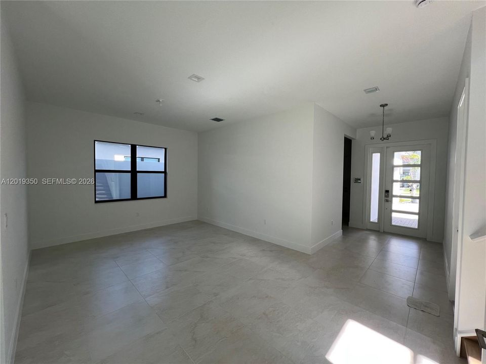 Activo con contrato: $12,000 (4 camas, 4 baños, 4187 Pies cuadrados)