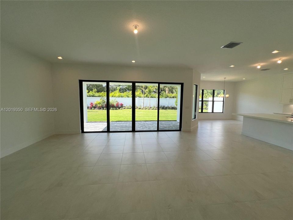 Activo con contrato: $12,000 (4 camas, 4 baños, 4187 Pies cuadrados)