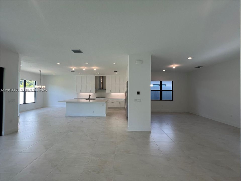 Activo con contrato: $12,000 (4 camas, 4 baños, 4187 Pies cuadrados)