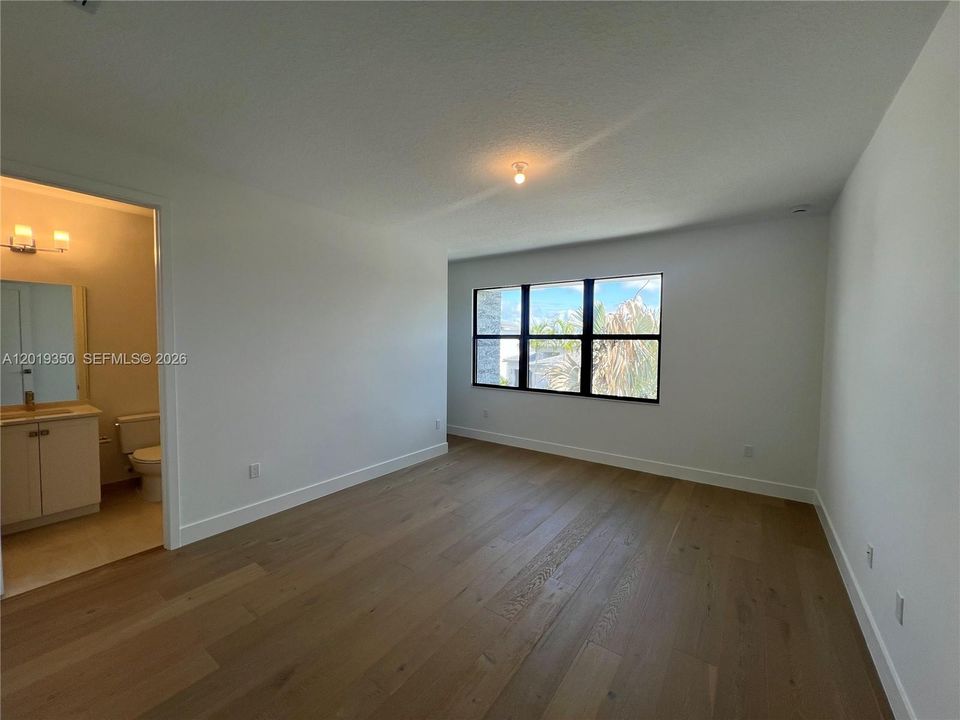 Activo con contrato: $12,000 (4 camas, 4 baños, 4187 Pies cuadrados)
