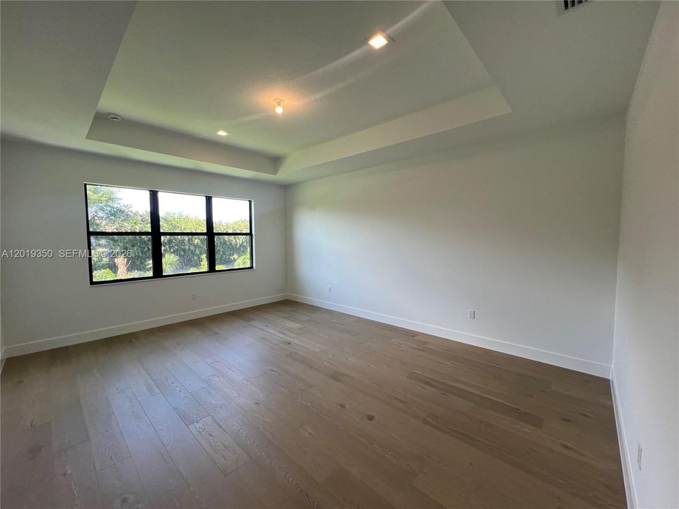 Activo con contrato: $12,000 (4 camas, 4 baños, 4187 Pies cuadrados)