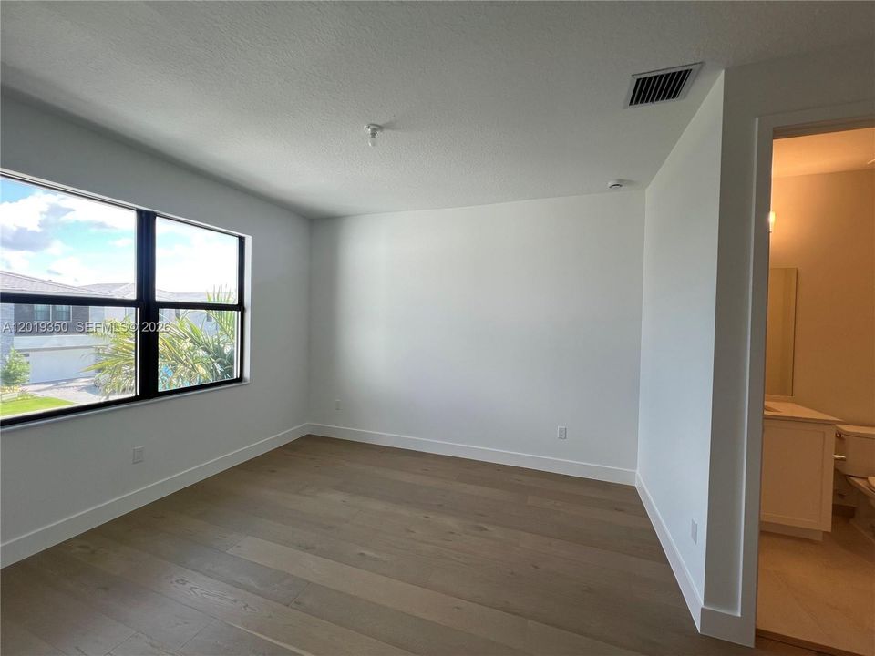 Activo con contrato: $12,000 (4 camas, 4 baños, 4187 Pies cuadrados)