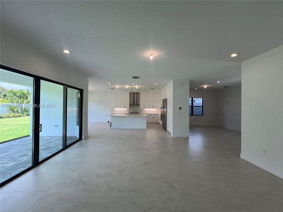Activo con contrato: $12,000 (4 camas, 4 baños, 4187 Pies cuadrados)