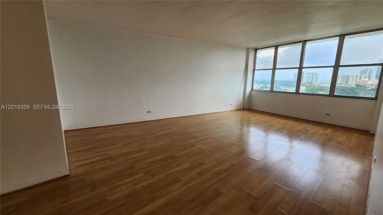 For Sale: $248,000 (1 beds, 1 baths, 750 Square Feet)