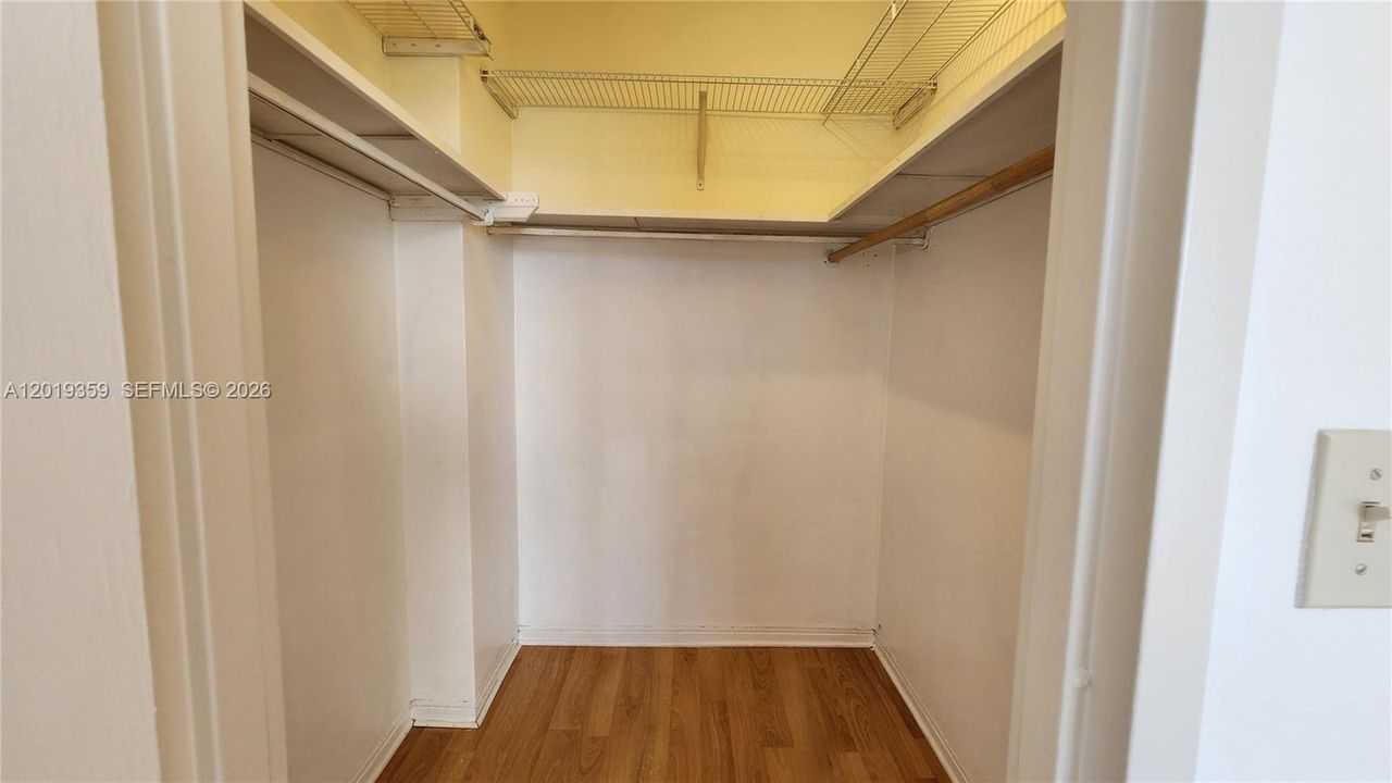 For Sale: $248,000 (1 beds, 1 baths, 750 Square Feet)