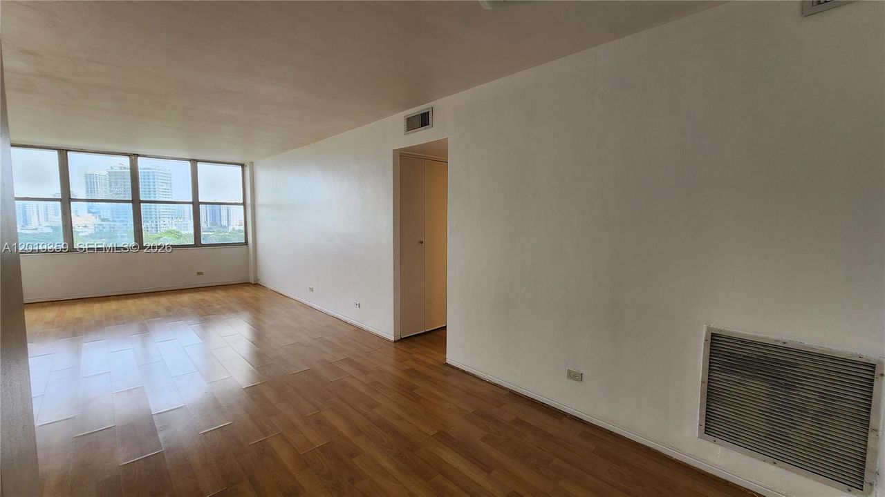 For Sale: $248,000 (1 beds, 1 baths, 750 Square Feet)