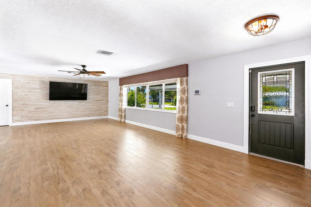 028_1212 Concord Ave_49-Living Area 2