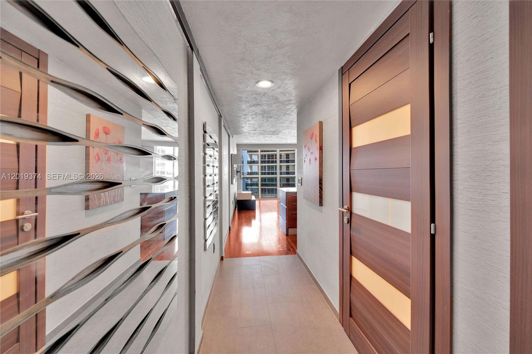 For Sale: $635,000 (1 beds, 1 baths, 811 Square Feet)