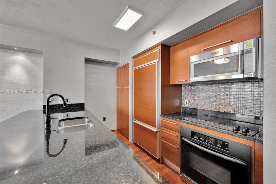 For Sale: $635,000 (1 beds, 1 baths, 811 Square Feet)
