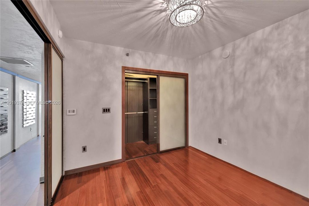 For Sale: $635,000 (1 beds, 1 baths, 811 Square Feet)
