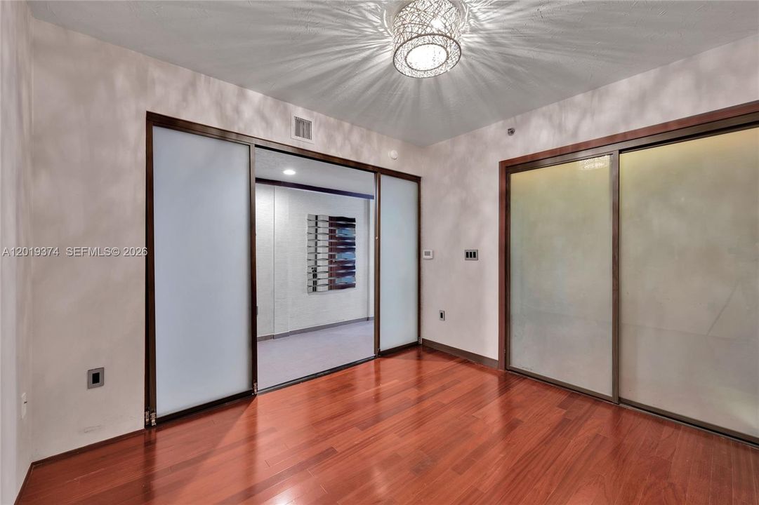 For Sale: $635,000 (1 beds, 1 baths, 811 Square Feet)