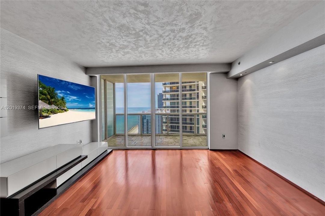 For Sale: $635,000 (1 beds, 1 baths, 811 Square Feet)