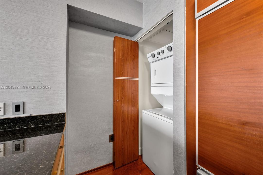 For Sale: $635,000 (1 beds, 1 baths, 811 Square Feet)