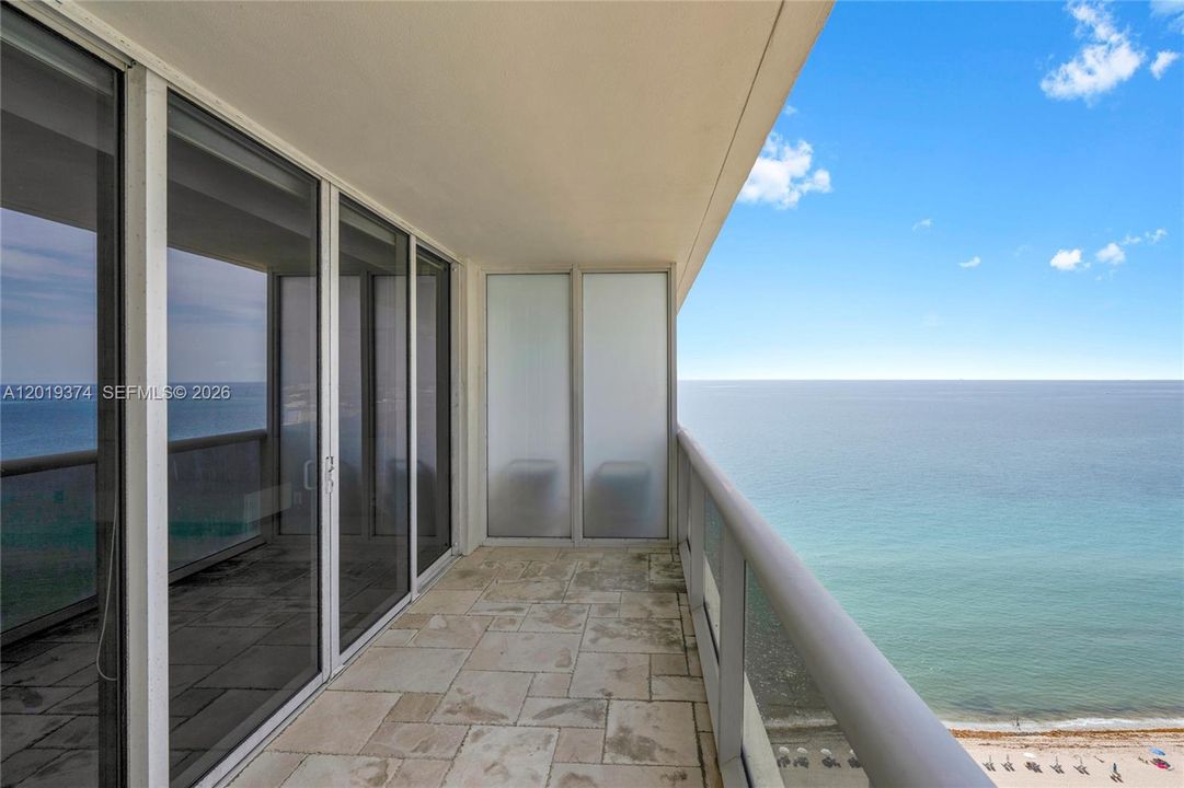 For Sale: $635,000 (1 beds, 1 baths, 811 Square Feet)