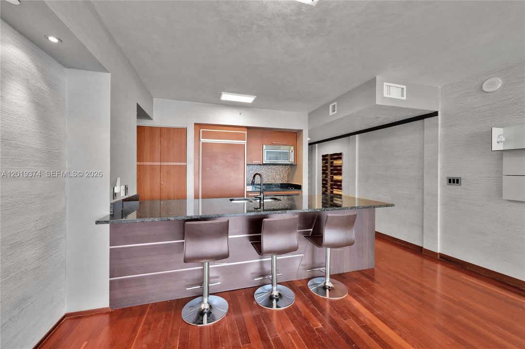 For Sale: $635,000 (1 beds, 1 baths, 811 Square Feet)