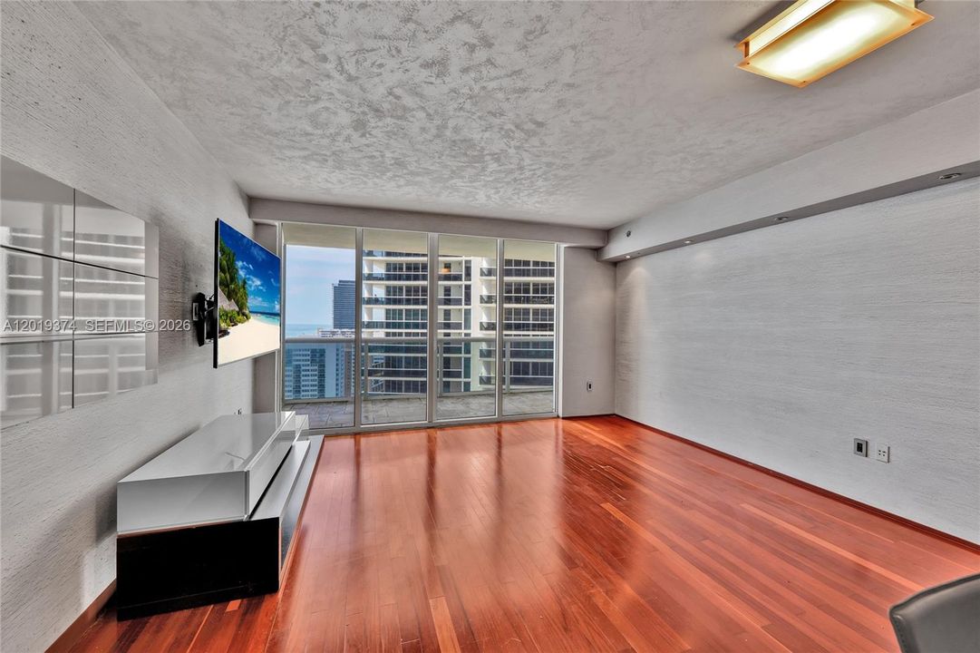 For Sale: $635,000 (1 beds, 1 baths, 811 Square Feet)