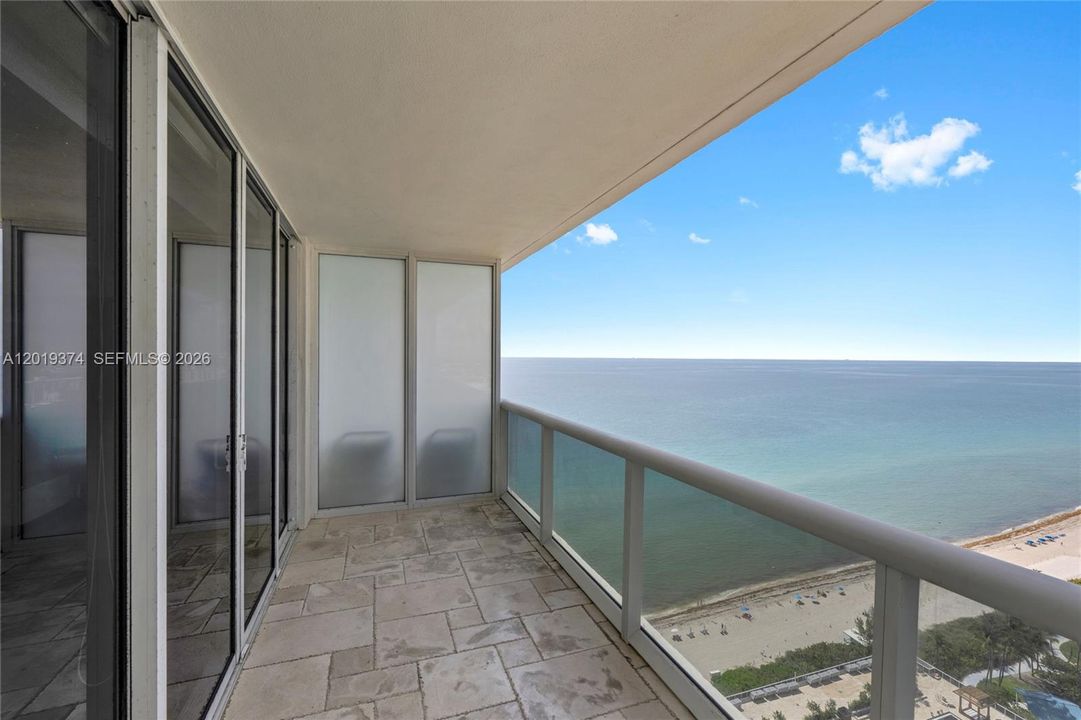 For Sale: $635,000 (1 beds, 1 baths, 811 Square Feet)