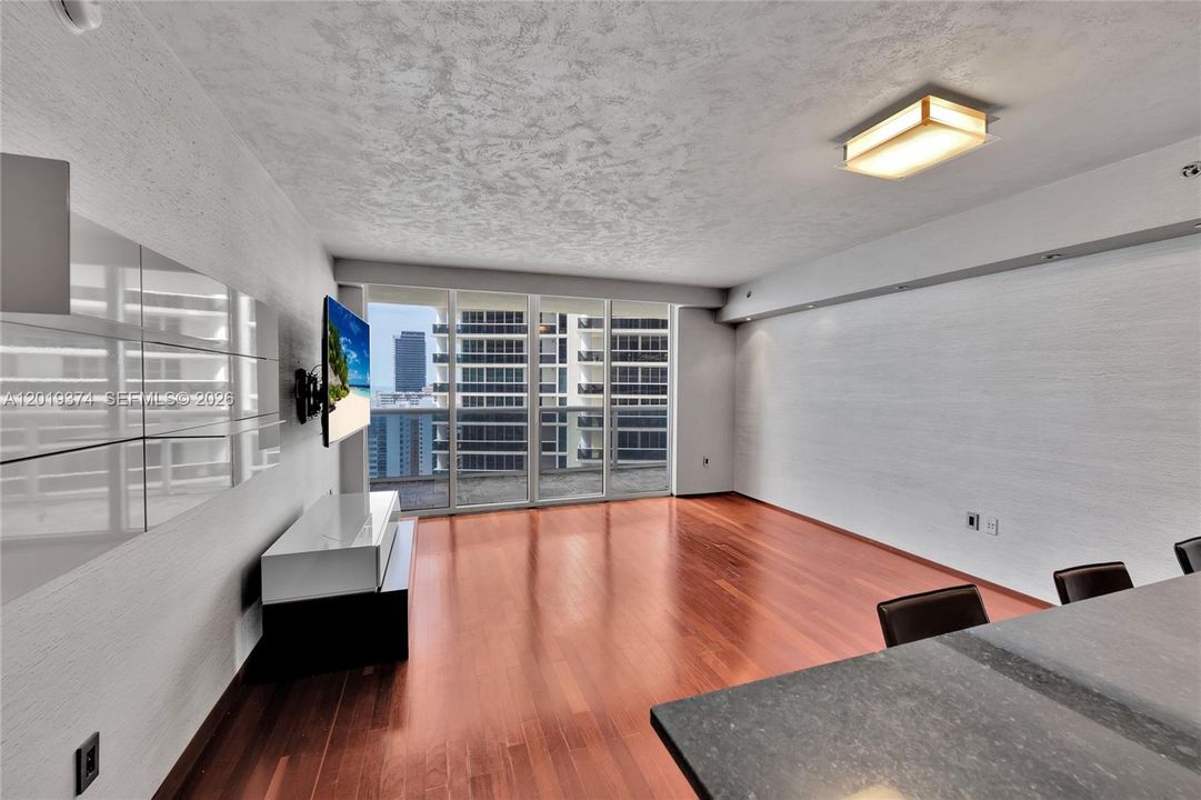 For Sale: $635,000 (1 beds, 1 baths, 811 Square Feet)