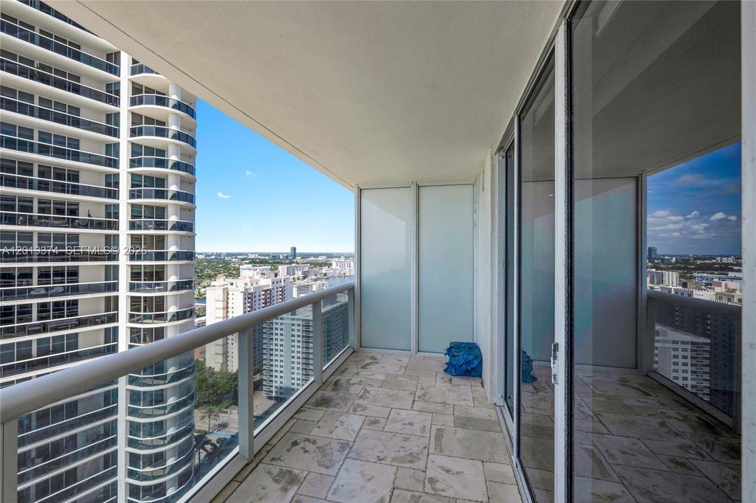 For Sale: $635,000 (1 beds, 1 baths, 811 Square Feet)