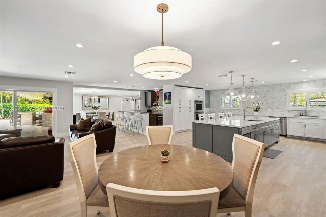 Active With Contract: $3,200,000 (6 beds, 4 baths, 3728 Square Feet)