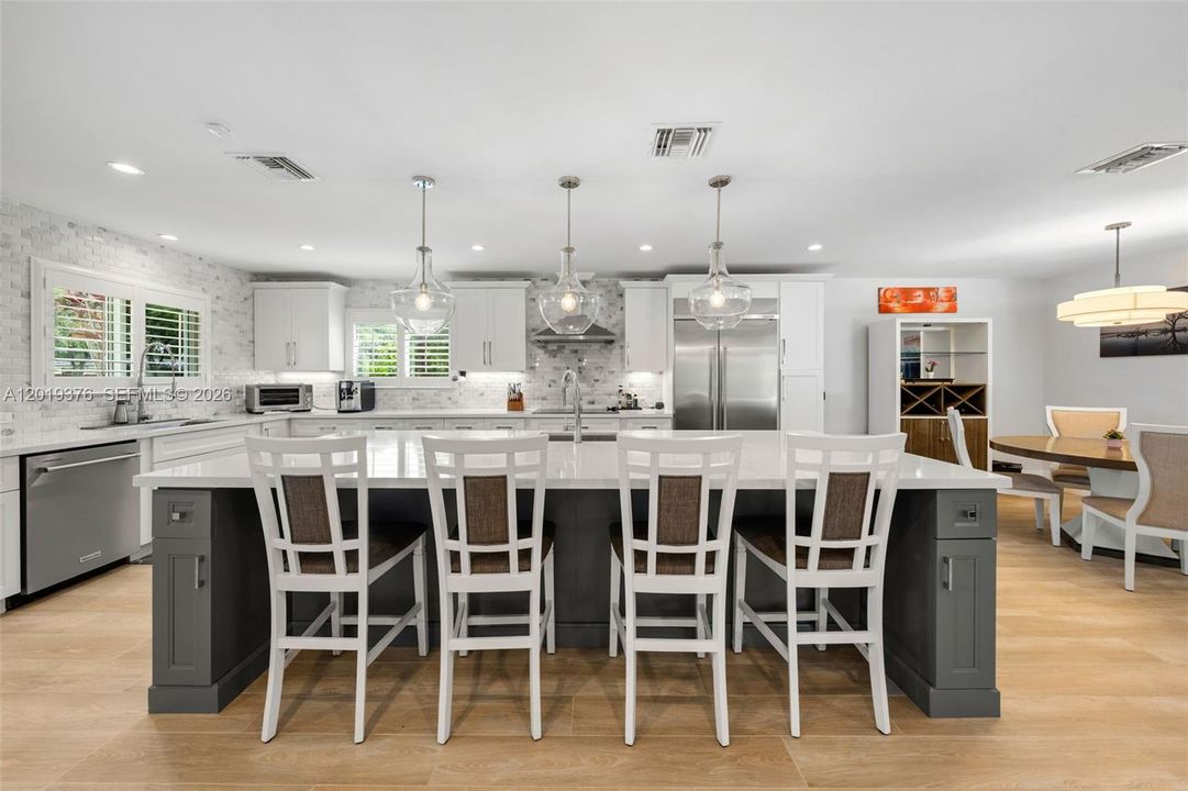 Active With Contract: $3,200,000 (6 beds, 4 baths, 3728 Square Feet)