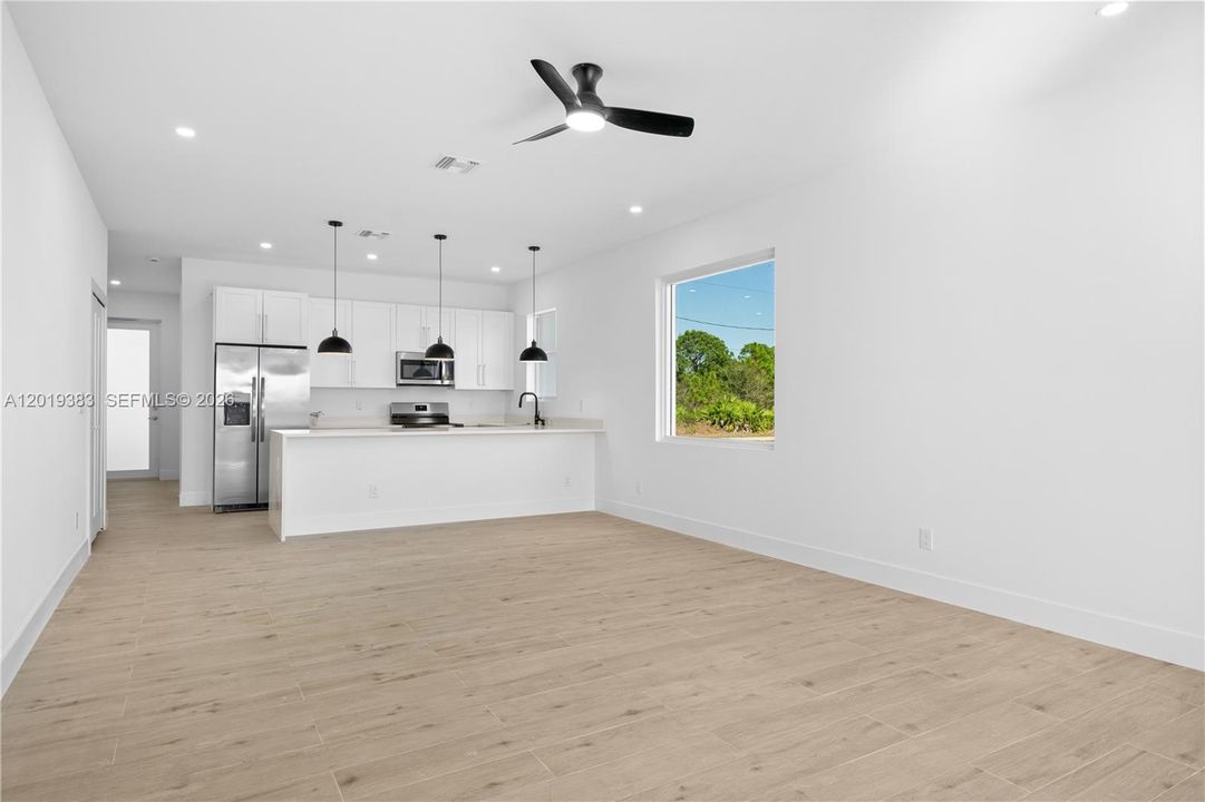 En Venta: $270,000 (3 camas, 2 baños, 1325 Pies cuadrados)