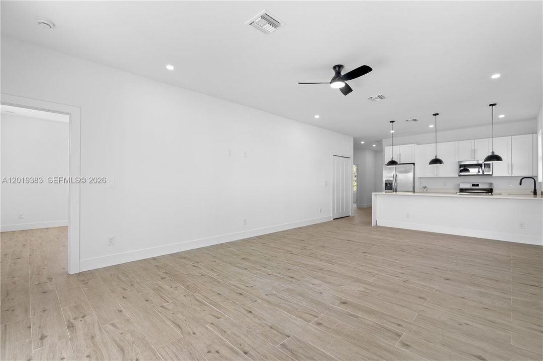 En Venta: $270,000 (3 camas, 2 baños, 1325 Pies cuadrados)