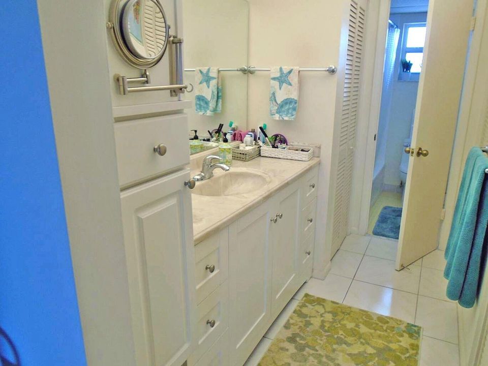 10 Master Bathrm Tub & Shower