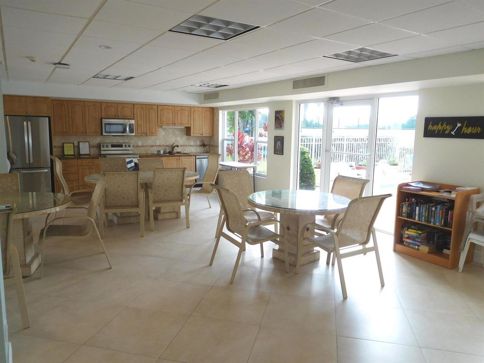 20 Kitchen in Community Rm