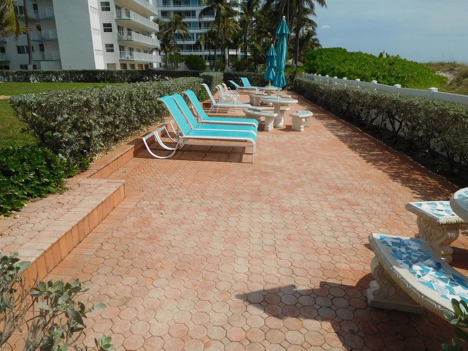 30 Lounge Area Before Beach