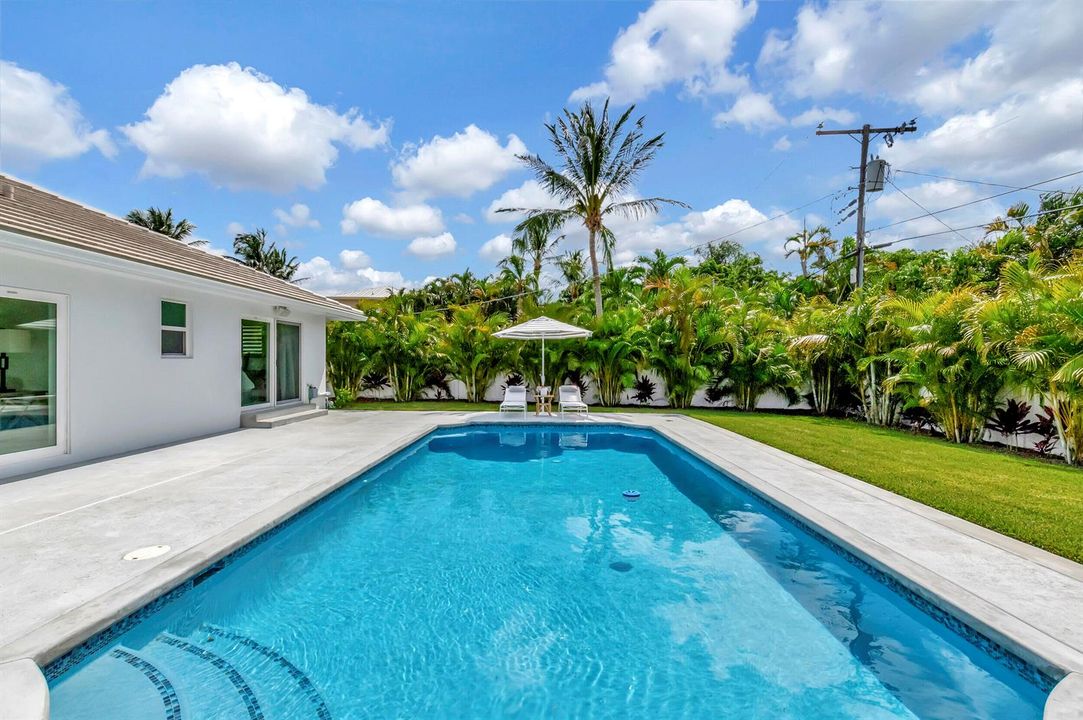 ARGE HEATED POOL
