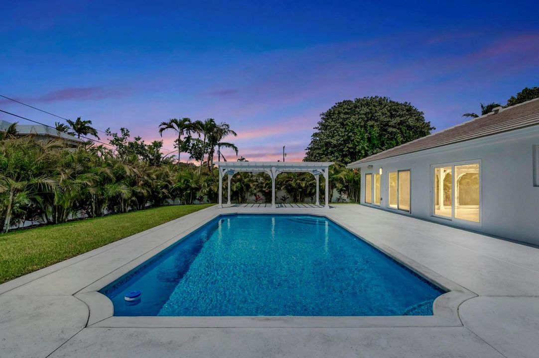 LARGE HEATED POOL