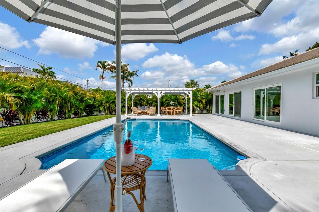 LARGE HEATED POOL