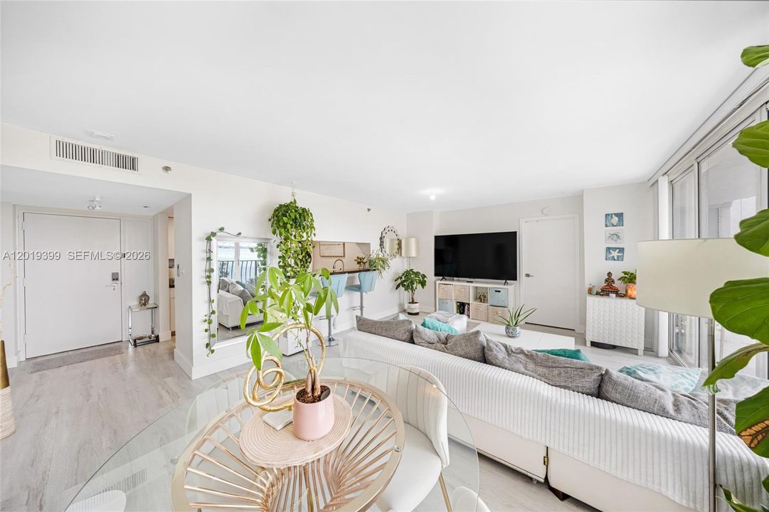 For Rent: $3,500 (2 beds, 2 baths, 1030 Square Feet)