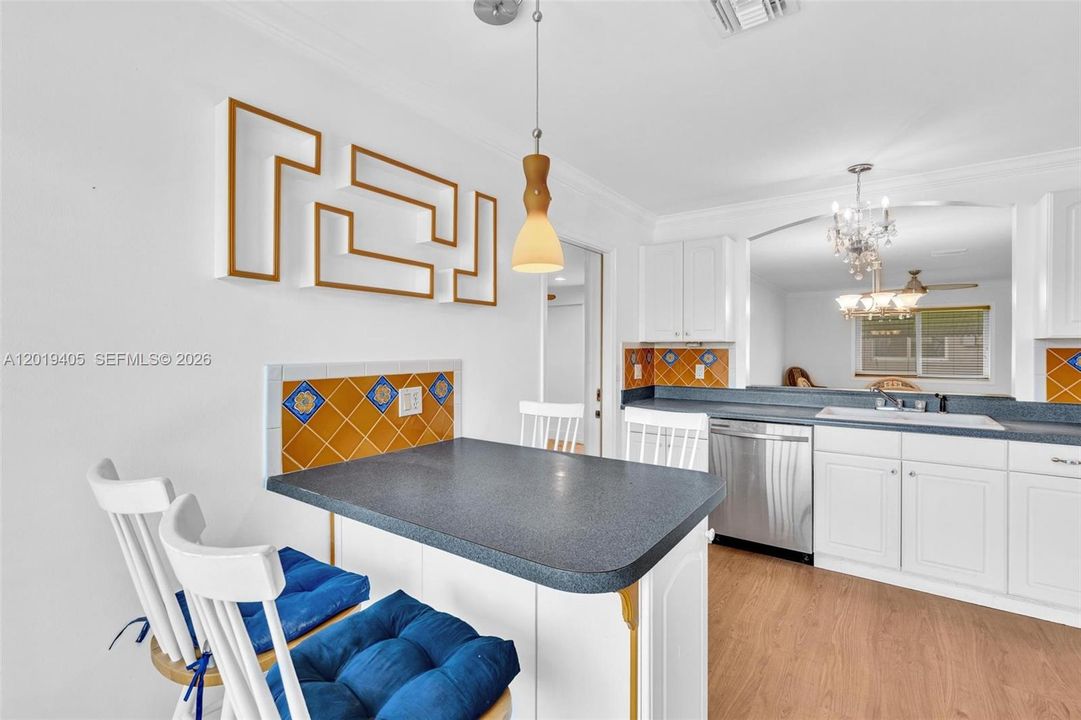 For Sale: $275,000 (2 beds, 2 baths, 1073 Square Feet)