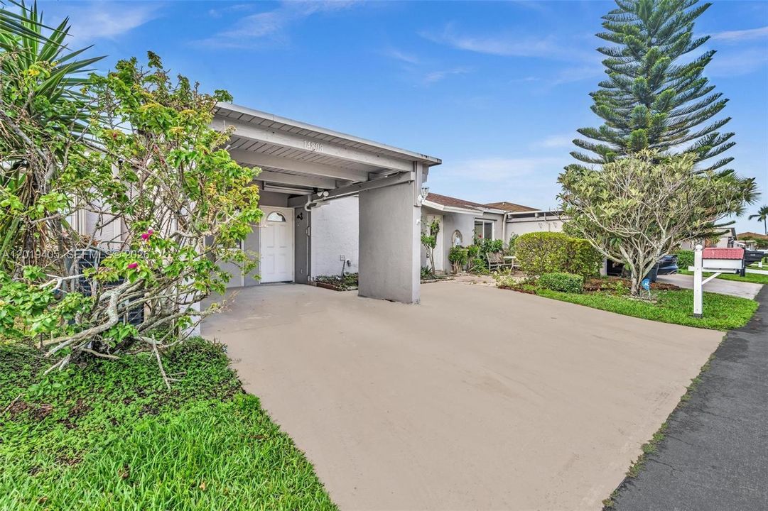 For Sale: $275,000 (2 beds, 2 baths, 1073 Square Feet)