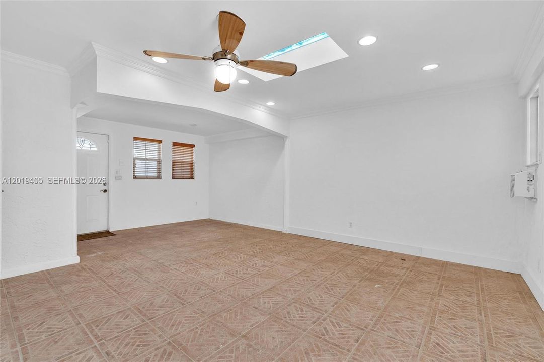 For Sale: $275,000 (2 beds, 2 baths, 1073 Square Feet)