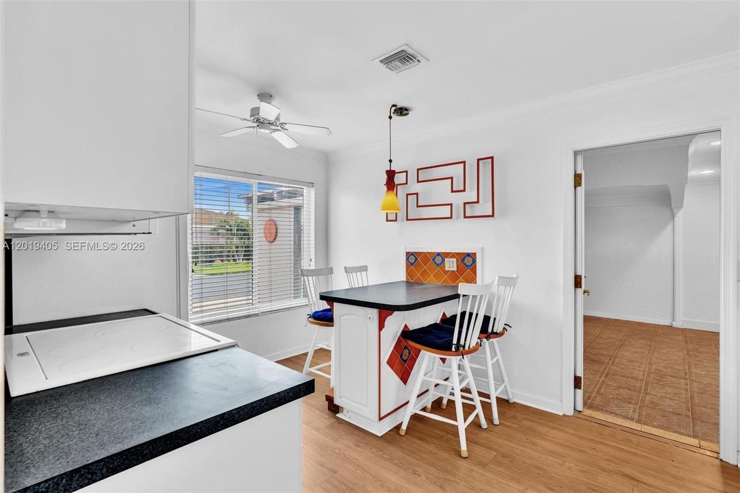 For Sale: $275,000 (2 beds, 2 baths, 1073 Square Feet)