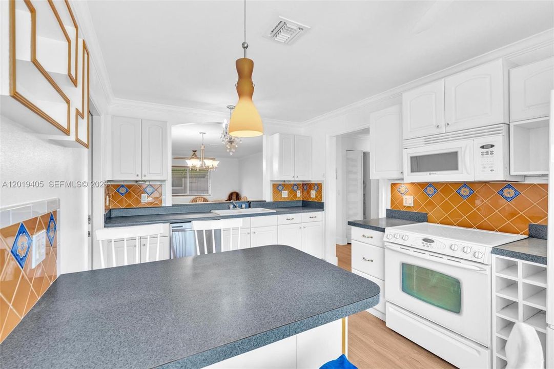 For Sale: $275,000 (2 beds, 2 baths, 1073 Square Feet)