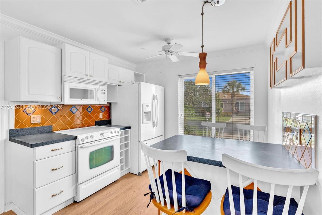 For Sale: $275,000 (2 beds, 2 baths, 1073 Square Feet)