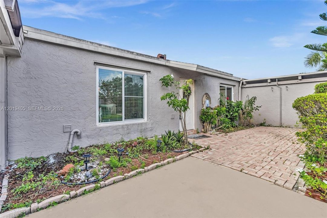 For Sale: $275,000 (2 beds, 2 baths, 1073 Square Feet)
