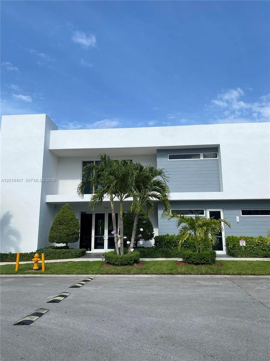 Active With Contract: $4,300 (3 beds, 3 baths, 1743 Square Feet)