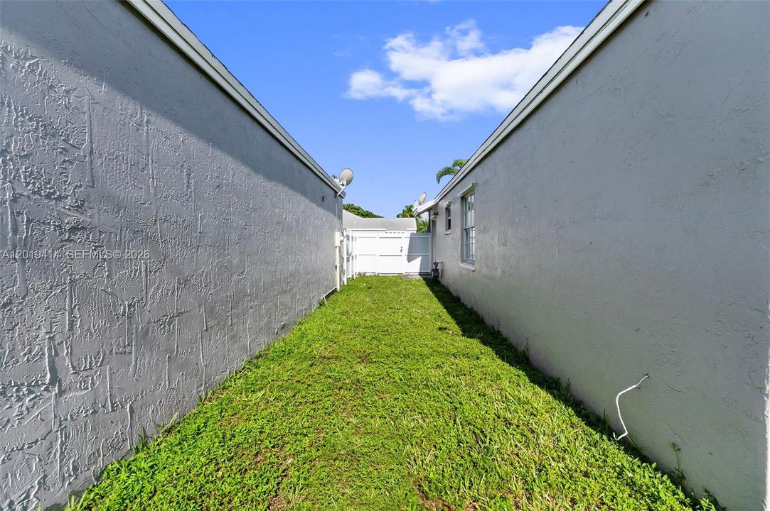 For Rent: $3,200 (3 beds, 2 baths, 1185 Square Feet)