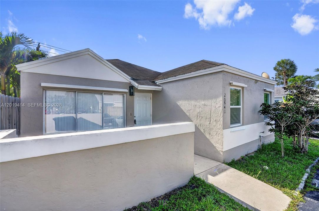For Rent: $3,200 (3 beds, 2 baths, 1185 Square Feet)