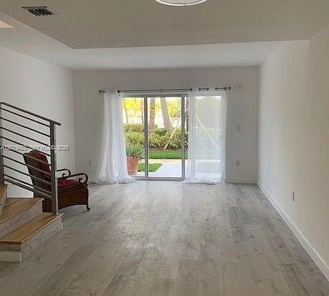 Recently Rented: $4,900 (2 beds, 2 baths, 1042 Square Feet)