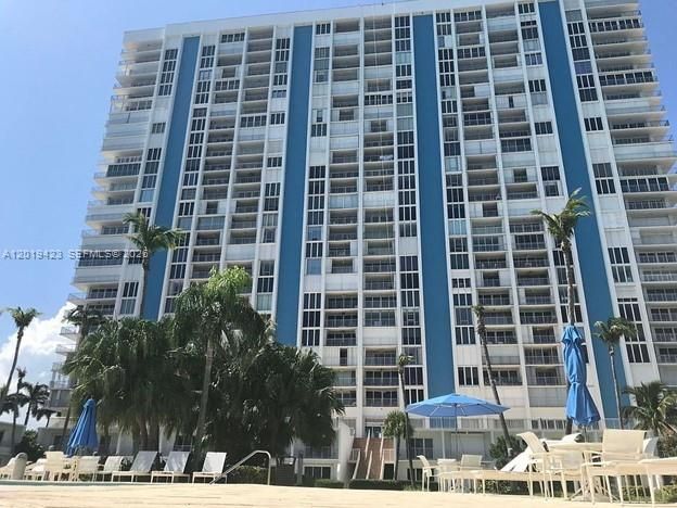 Recently Rented: $4,900 (2 beds, 2 baths, 1042 Square Feet)