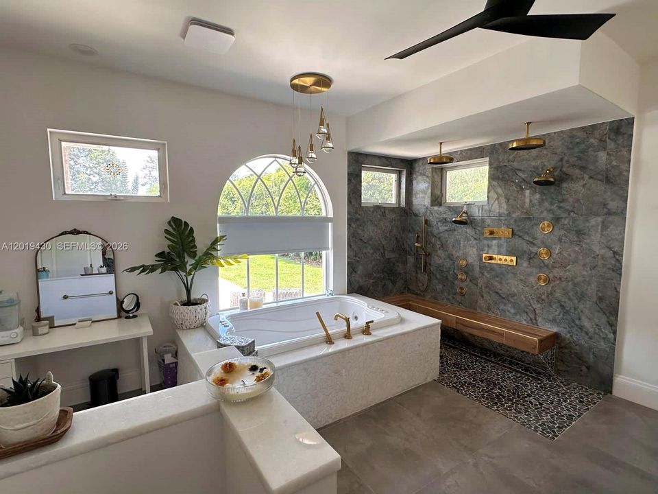 En Venta: $2,745,000 (6 camas, 4 baños, 3576 Pies cuadrados)