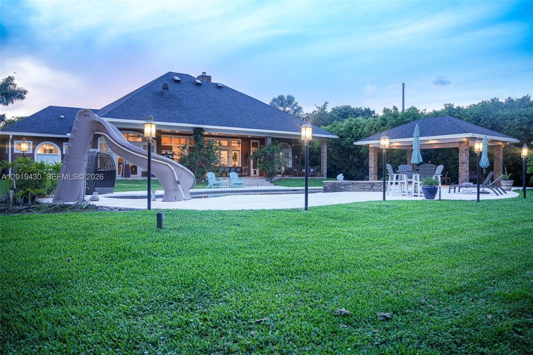 En Venta: $2,745,000 (6 camas, 4 baños, 3576 Pies cuadrados)
