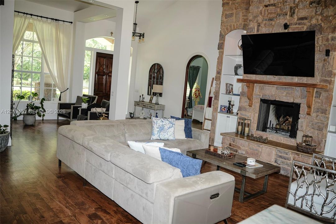 En Venta: $2,745,000 (6 camas, 4 baños, 3576 Pies cuadrados)