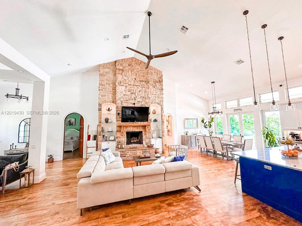 En Venta: $2,745,000 (6 camas, 4 baños, 3576 Pies cuadrados)